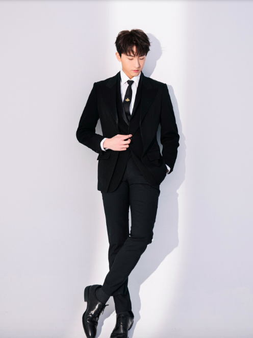 90后小鲜肉男明星牛骏峰西服帅气图片