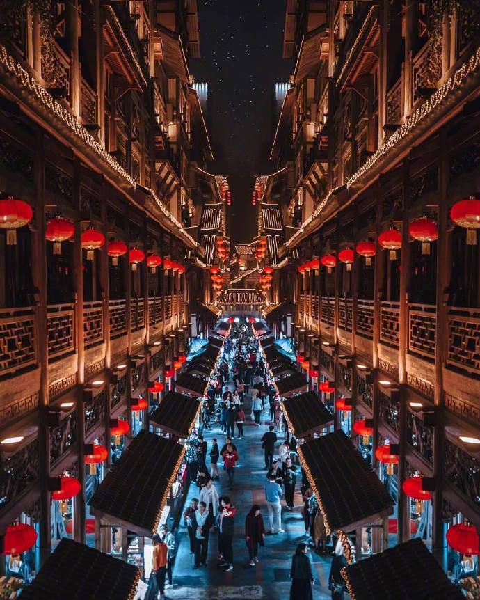 繁华的重庆洪崖洞夜晚风景图片