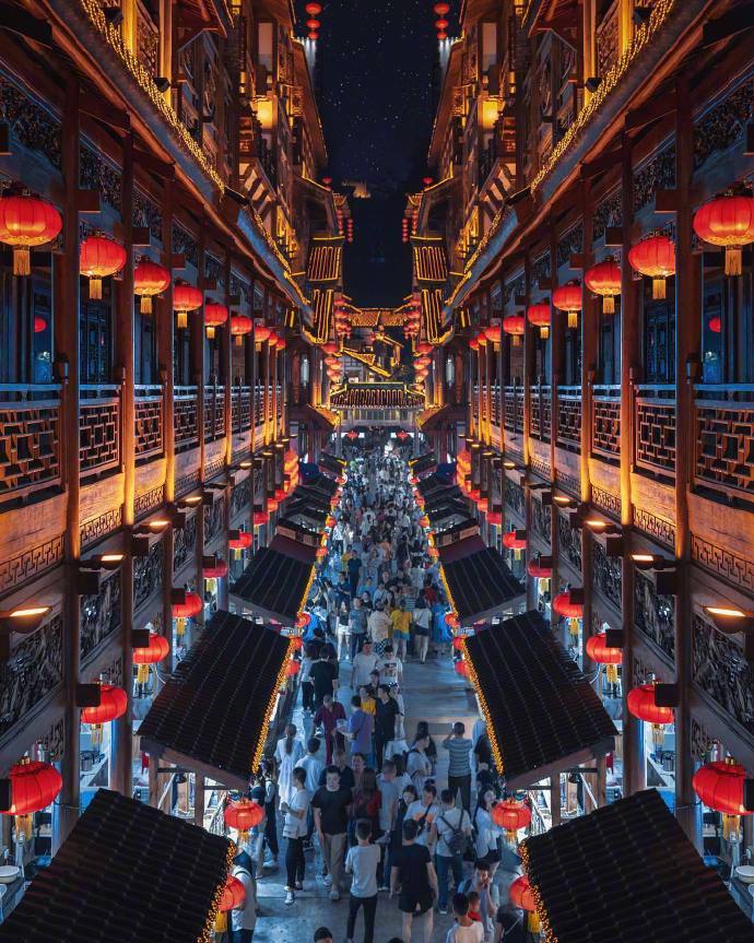 繁华的重庆洪崖洞夜晚风景图片