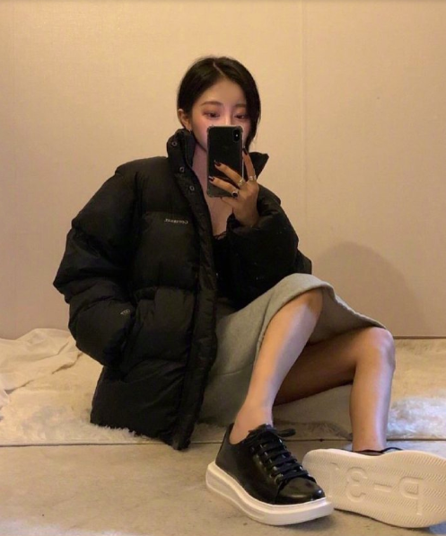 韩国美女利落的冬季搭配深色系服装搭配参考