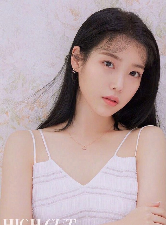 韩国美女明星IU李智恩甜美可人的小公主图片