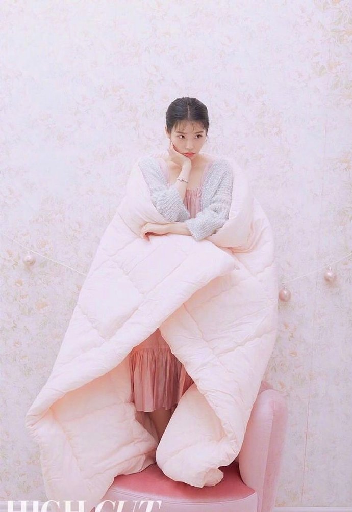 韩国美女明星IU李智恩甜美可人的小公主图片