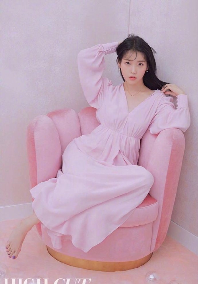韩国美女明星IU李智恩甜美可人的小公主图片