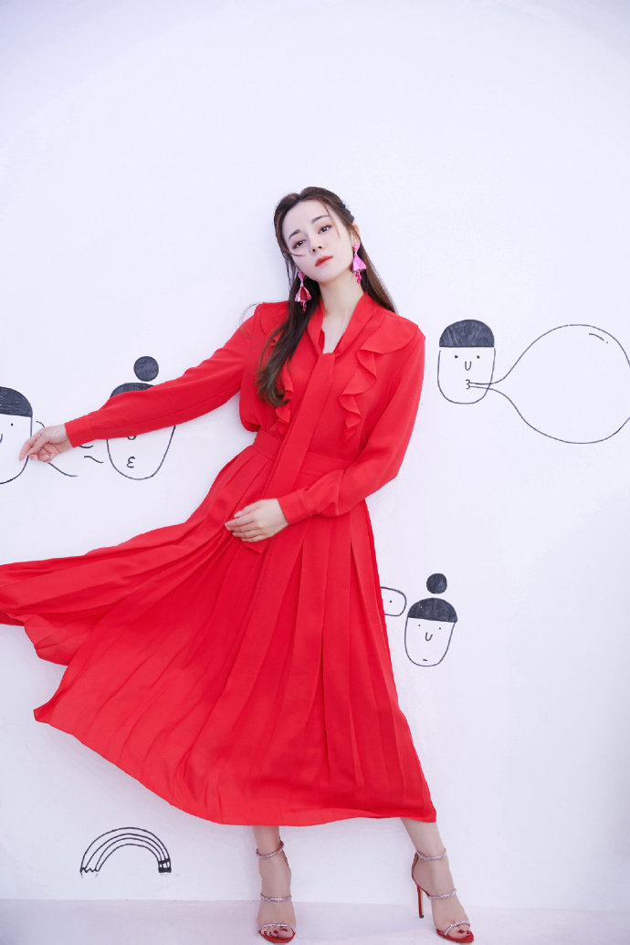 新疆美女明星迪丽热巴红裙飘逸图片