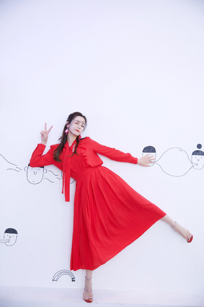 新疆美女明星迪丽热巴红裙飘逸图片