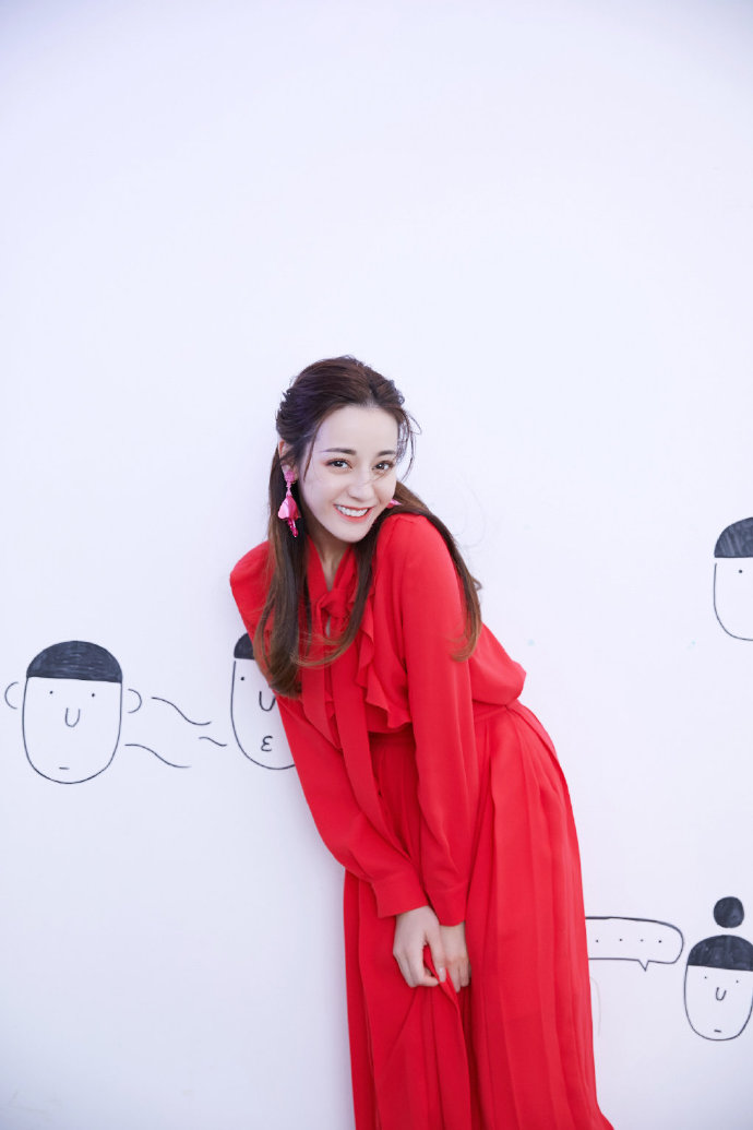 新疆美女明星迪丽热巴红裙飘逸图片