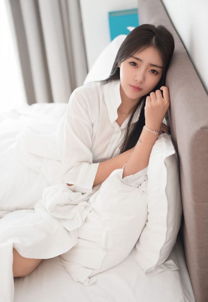 迷人的童颜大长腿美女私房照图片