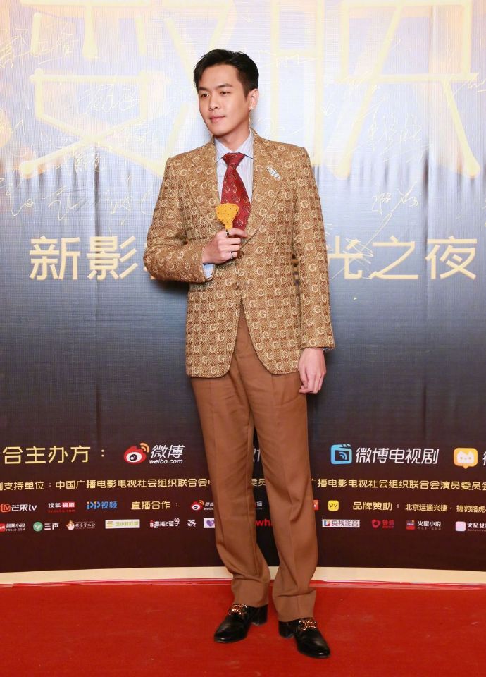 庆余年里的小范大人张若昀复古金币西装红毯图片
