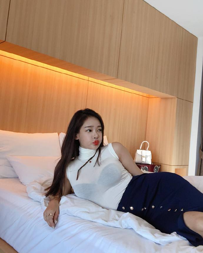 床上美女透视装妩媚诱人性感写真图片