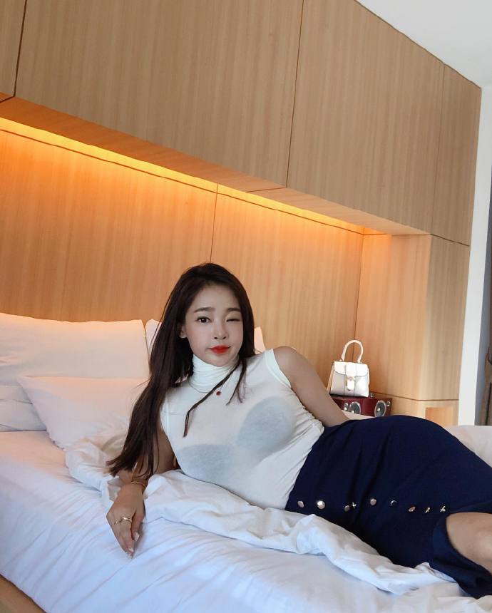 床上美女透视装妩媚诱人性感写真图片
