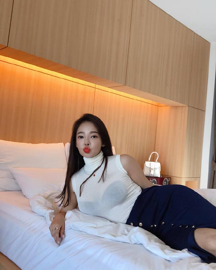 床上美女透视装妩媚诱人性感写真图片