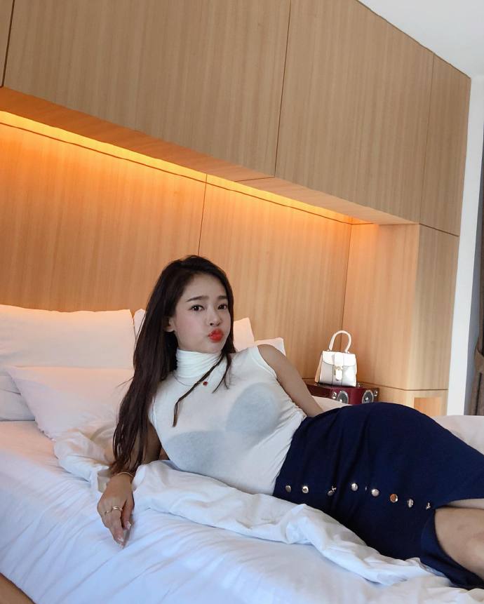 床上美女透视装妩媚诱人性感写真图片