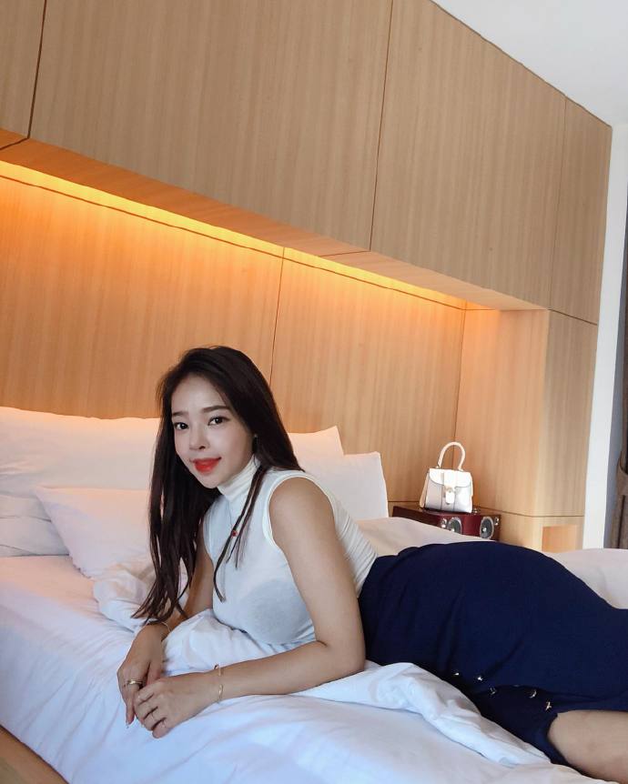 床上美女透视装妩媚诱人性感写真图片