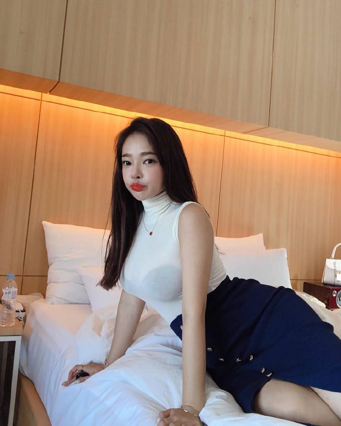 床上美女透视装妩媚诱人性感写真图片