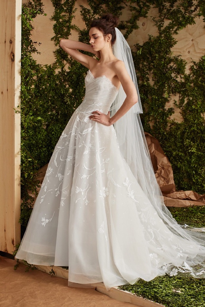 白色婚纱礼服2019年最火婚纱照图片