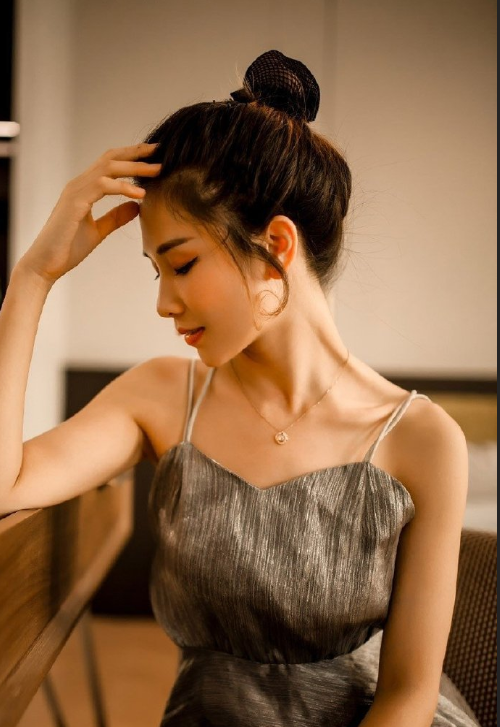 吊带美女美背洁白无瑕唯美写真图片