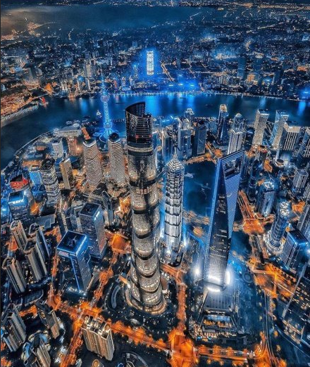 上海夜景灯光璀璨的外滩夜景图片