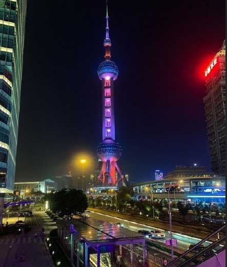 上海夜景灯光璀璨的外滩夜景图片