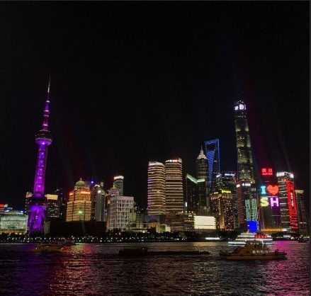 上海夜景灯光璀璨的外滩夜景图片