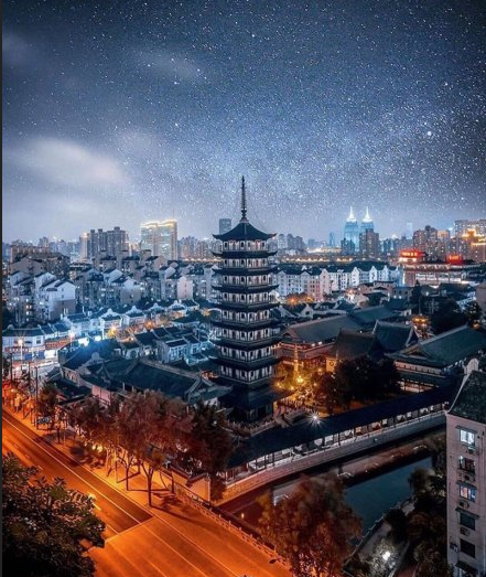 上海夜景灯光璀璨的外滩夜景图片