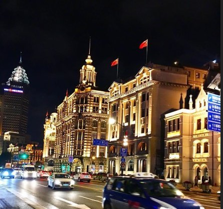上海夜景灯光璀璨的外滩夜景图片