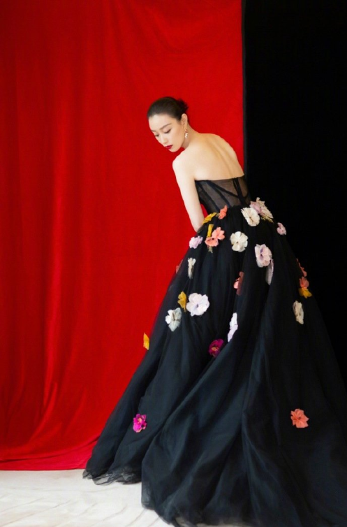 中国美女明星倪妮2019礼服LOOK身材颜值都很能扛