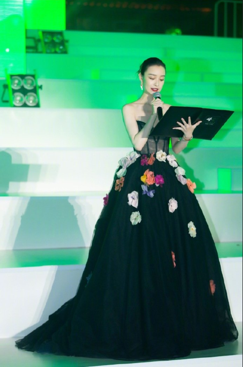中国美女明星倪妮2019礼服LOOK身材颜值都很能扛
