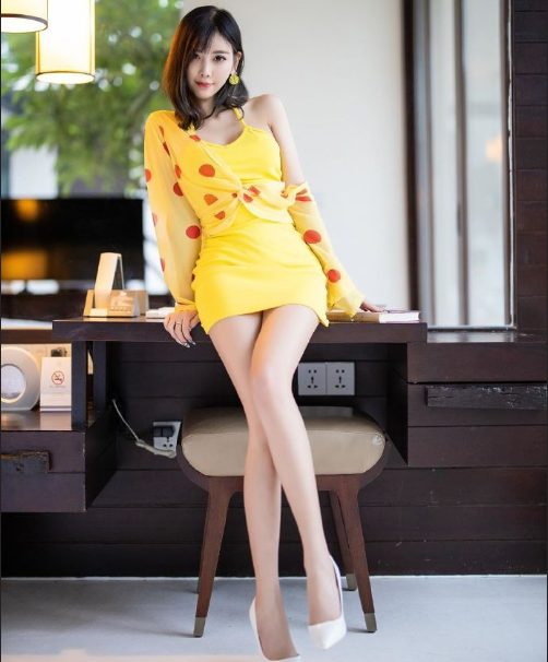 齐b超短裙美女杨晨晨美腿写真图片