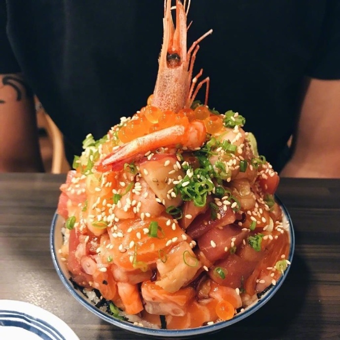 日式料理超大的海鲜丼饭图片