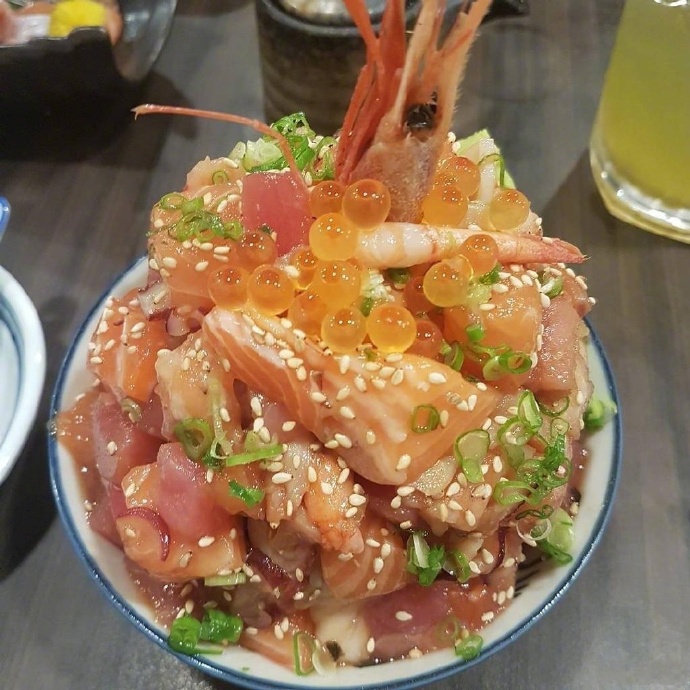 日式料理超大的海鲜丼饭图片