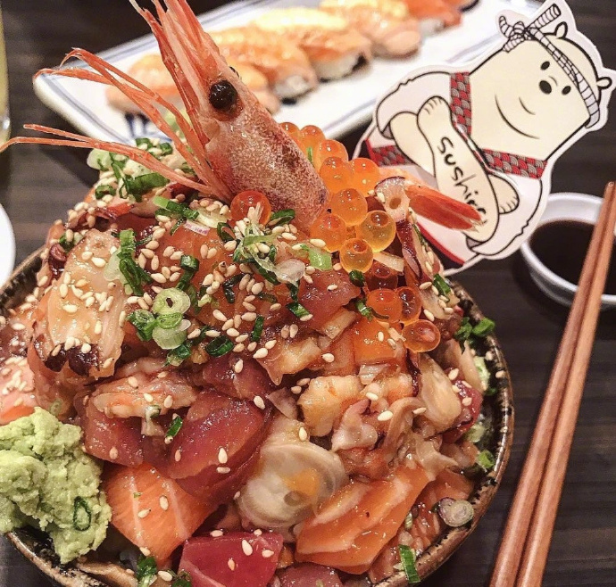 日式料理超大的海鲜丼饭图片