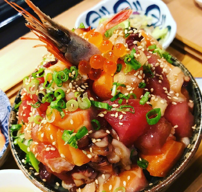 日式料理超大的海鲜丼饭图片