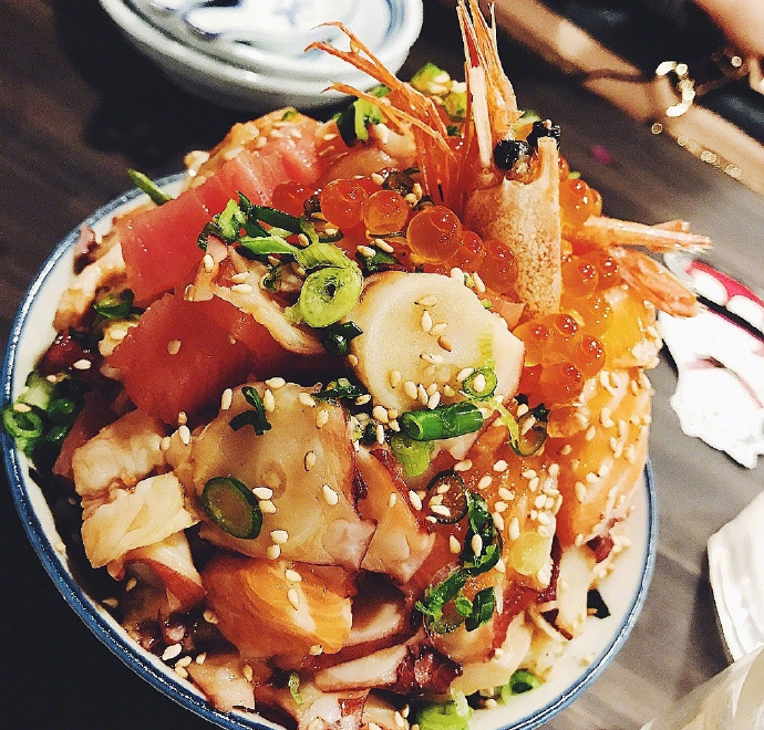 日式料理超大的海鲜丼饭图片