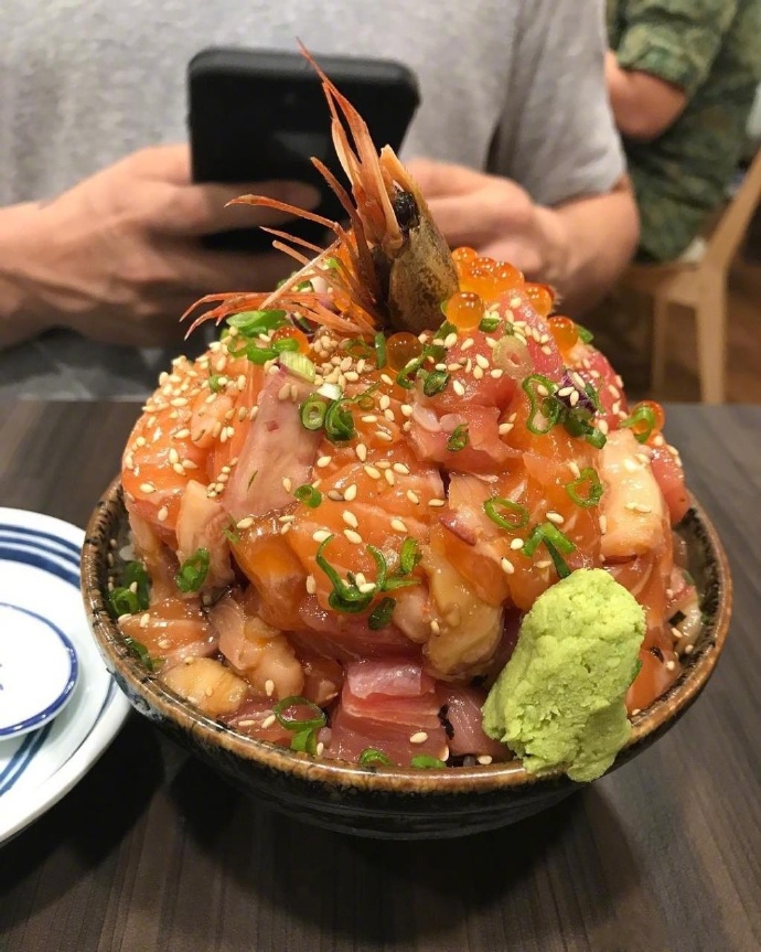 日式料理超大的海鲜丼饭图片