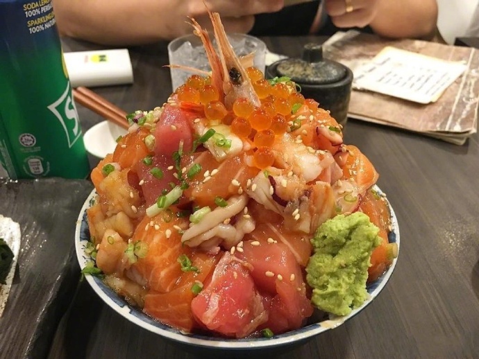 日式料理超大的海鲜丼饭图片