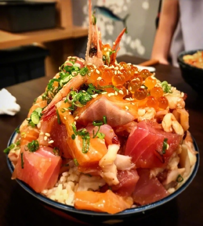 日式料理超大的海鲜丼饭图片