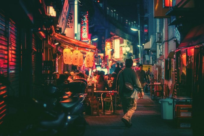 灯火通明的日本街头夜晚风景图片