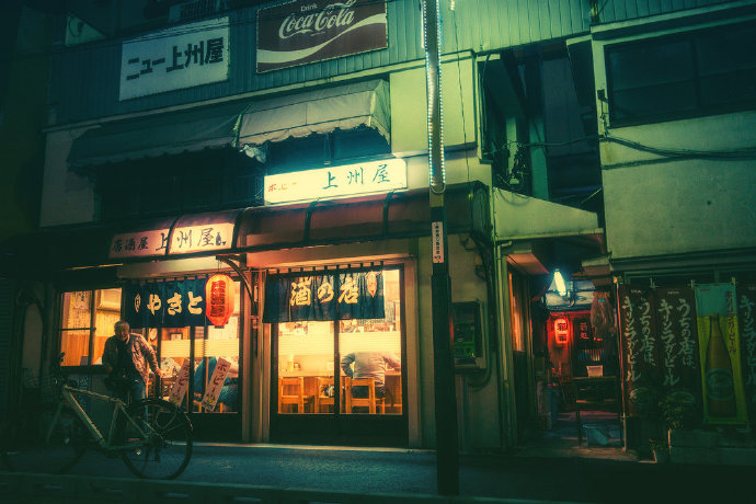 灯火通明的日本街头夜晚风景图片