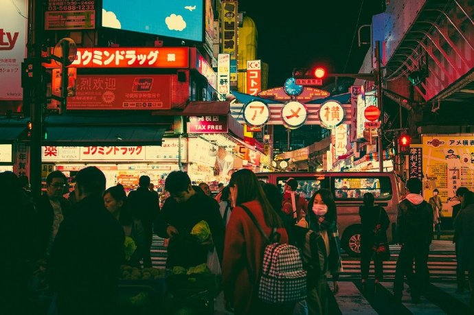 灯火通明的日本街头夜晚风景图片
