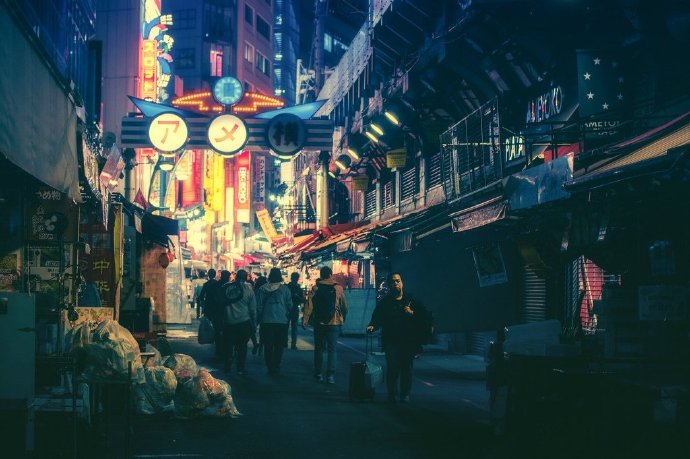 灯火通明的日本街头夜晚风景图片