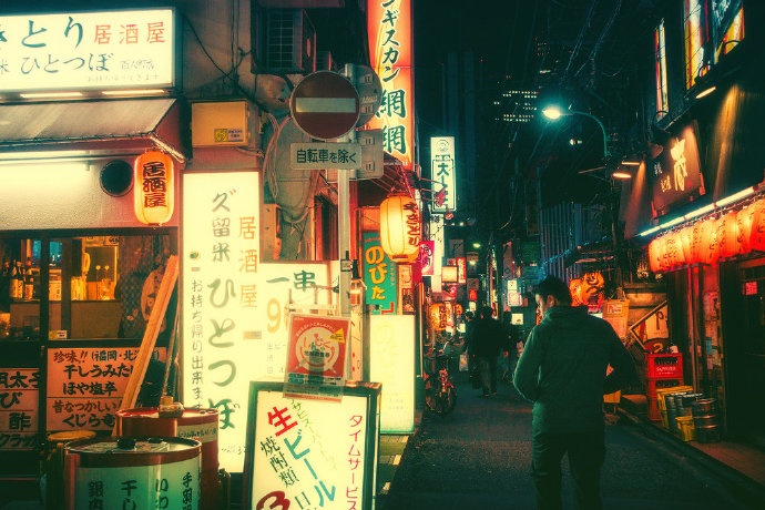 灯火通明的日本街头夜晚风景图片