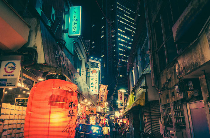 灯火通明的日本街头夜晚风景图片