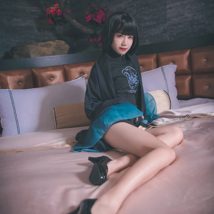丝袜诱惑短发萌妹子图片