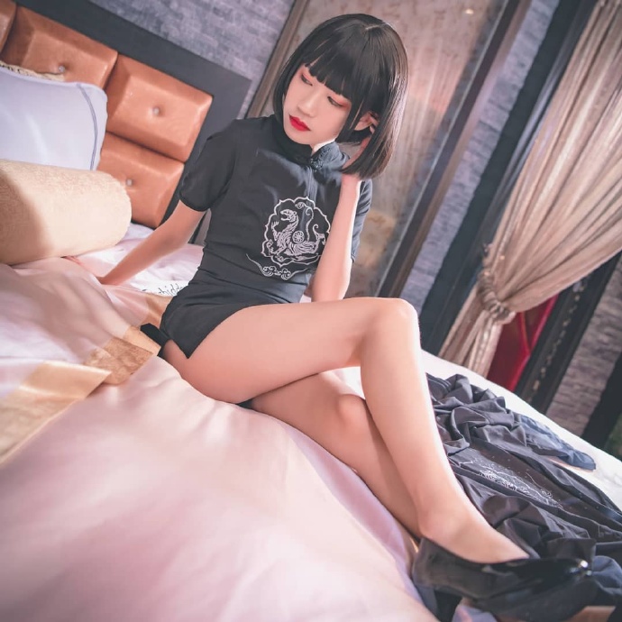 丝袜诱惑短发萌妹子图片