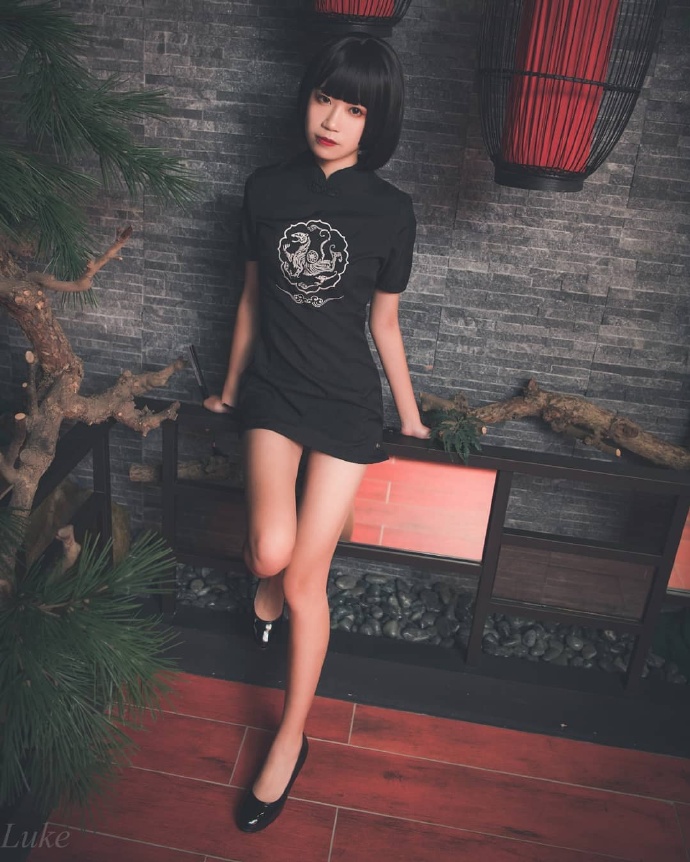 丝袜诱惑短发萌妹子图片