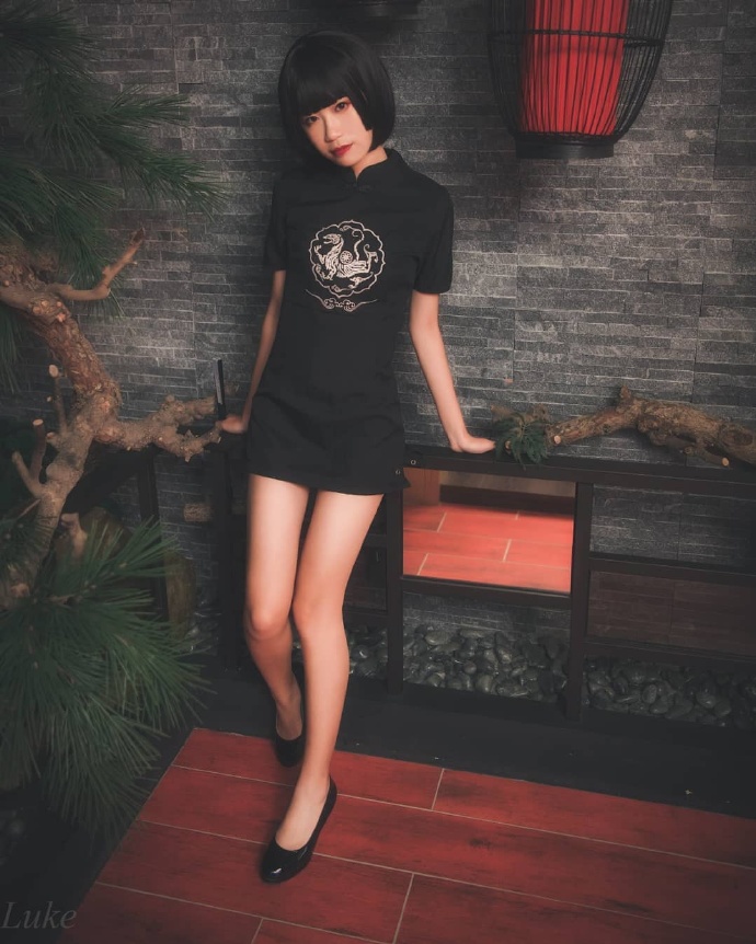 丝袜诱惑短发萌妹子图片