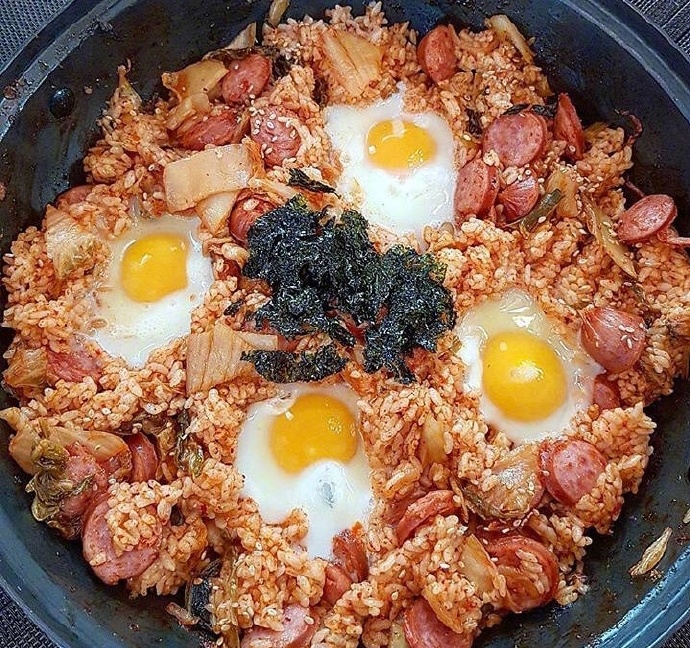 韩式料理  突然好想吃辣白菜炒饭图片