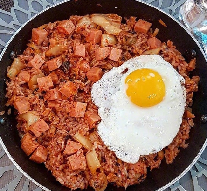 韩式料理  突然好想吃辣白菜炒饭图片