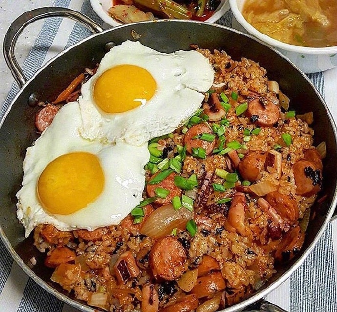 韩式料理  突然好想吃辣白菜炒饭图片