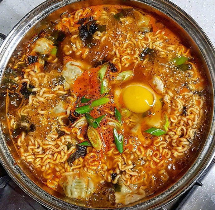 垃圾食品确实很多人的最爱需要一碗泡面来治愈我的胃